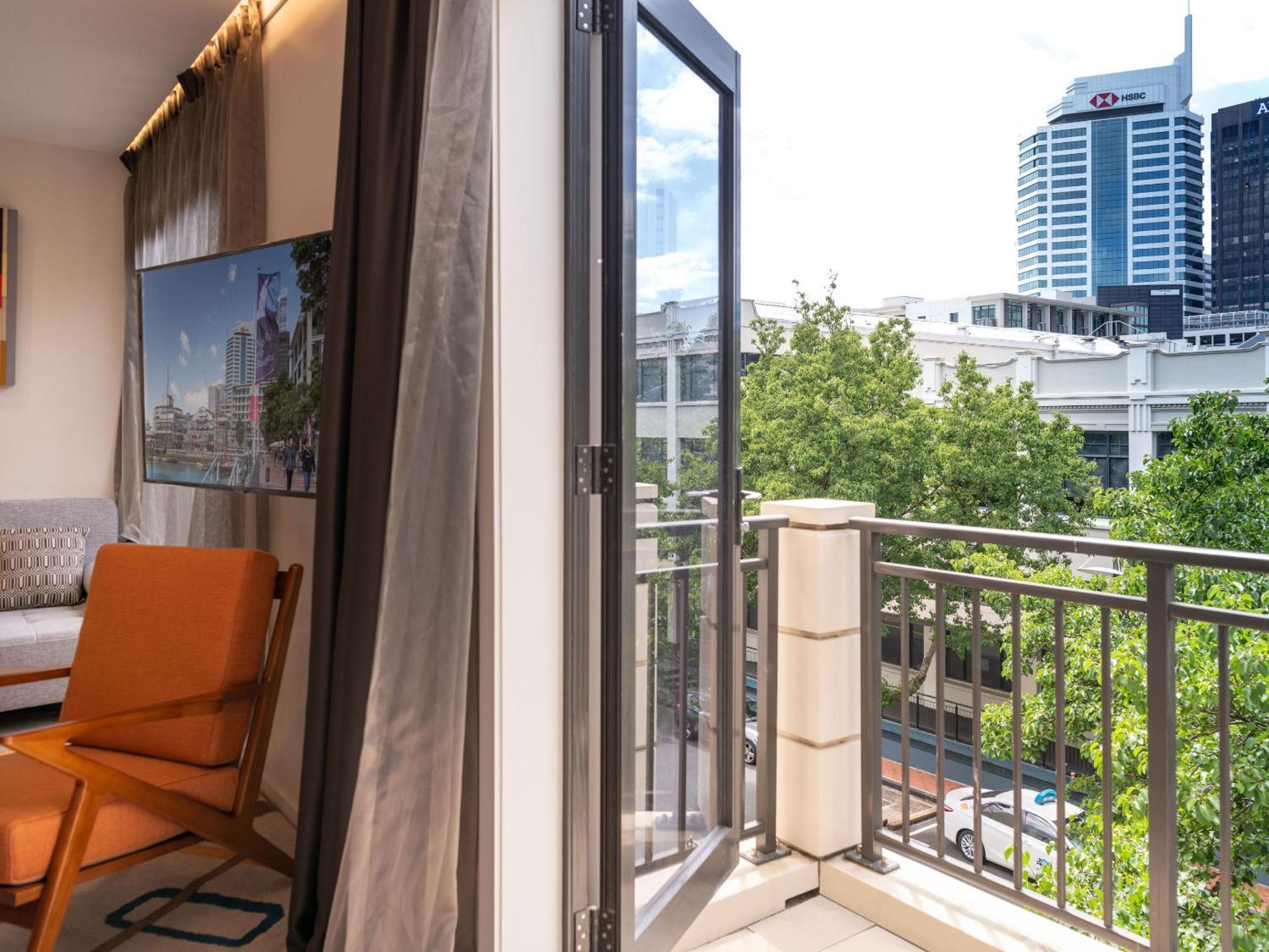 Ohtel Auckland Hotel Luaran gambar A balcony in a residential apartment