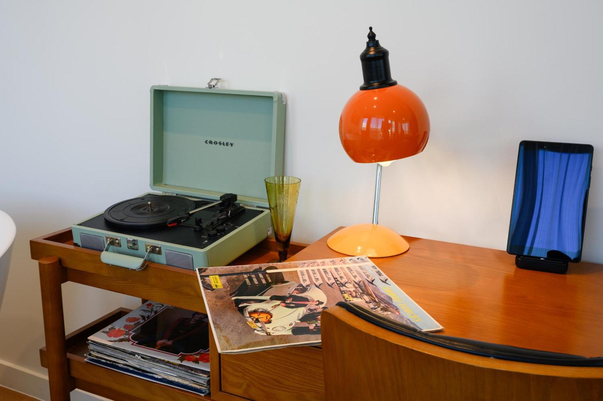 Ohtel Auckland Hotel Luaran gambar A portable record player