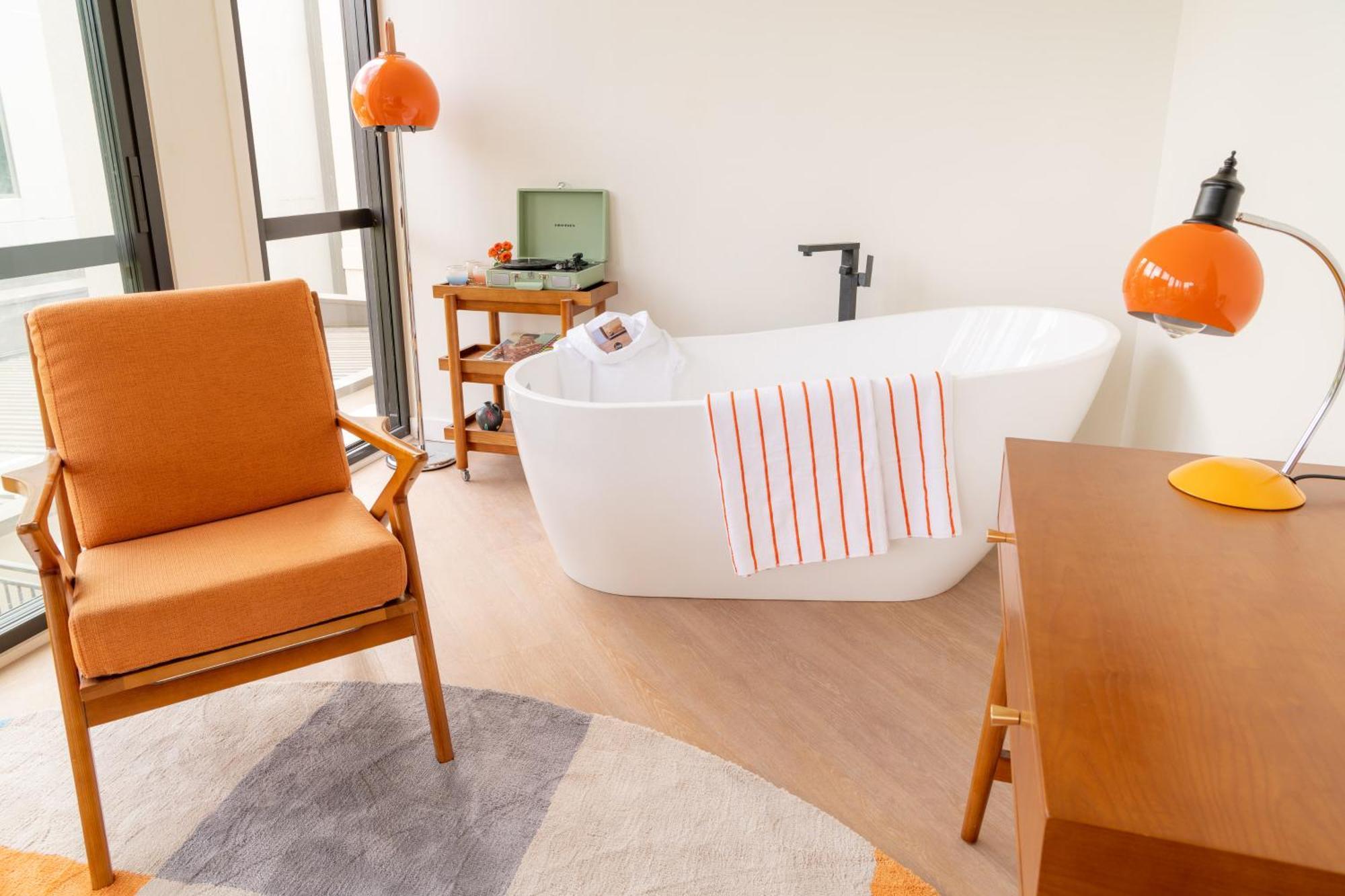 Ohtel Auckland Hotel Luaran gambar A freestanding bathtub