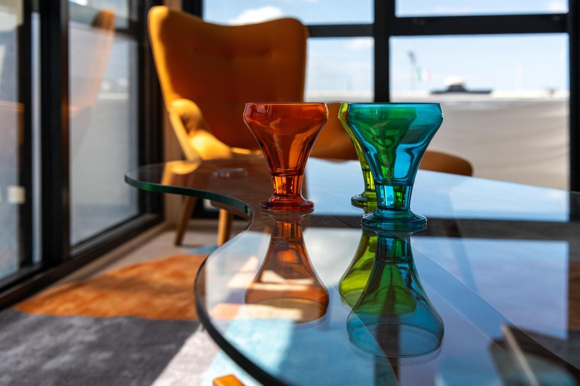 Ohtel Auckland Hotel Luaran gambar Vases by the artist